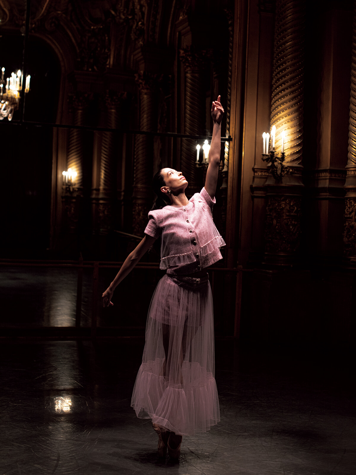 オニール八菜、シャネルを纏いパリ・オペラ座で舞う。